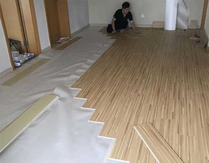 thi công sàn nhựa hèm khóa