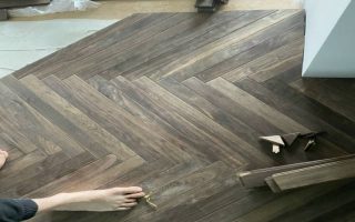 Thi công sàn nhựa xương cá, sàn nhựa giả gỗ xương cá, sàn nhựa xương cá có hèm khóa,