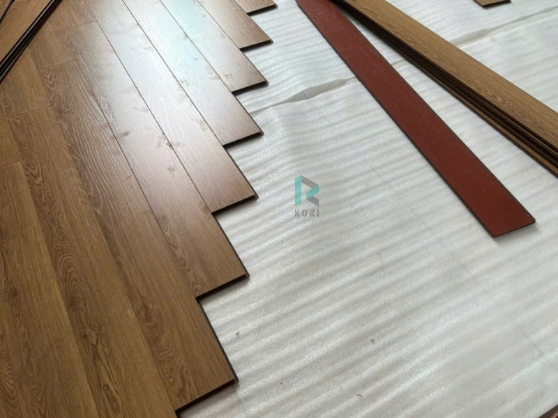 Lắp đặt sàn gỗ bằng liên kết hèm khóa